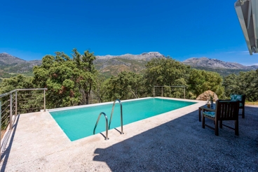 Casa de vacaciones de estilo moderno con preciosa piscina Infinity