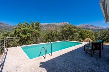 Modern-style holiday home with lovely Infinity pool