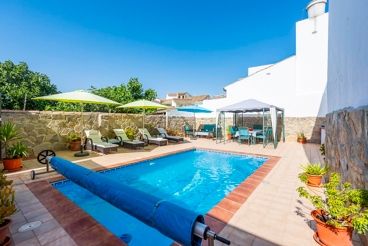 Holiday home with air-con and fenced outdoor area in Encinas Reales