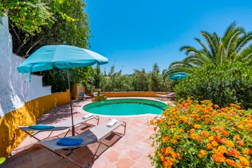 Magnifique maison avec piscine ronde et espace pour les repas en plein air