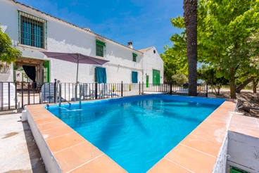 Casa rural con piscina vallada, ideal para grupos