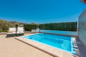 Modernes Ferienhaus mit Blick auf die Umgebung bei Torrox