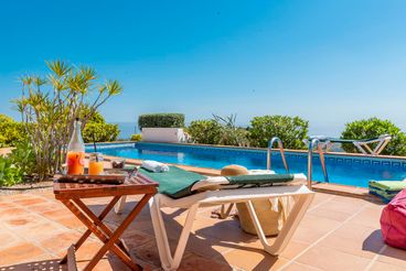 Maison de vacances lumineuse avec zone extérieure fabuleuse et vue sur la mer