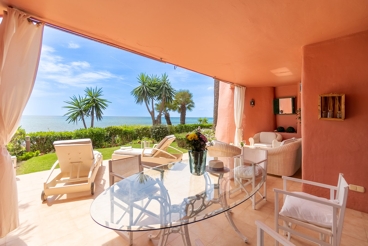 Sea-front apartment with outdoor chill-out area near Marbella