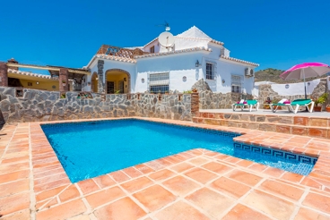 Ferienhaus mit großer Terrasse und Meerblick in Nerja