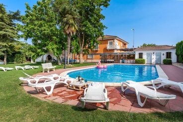 Villa con amplia piscina y jardín bien cuidado cerca de Loja