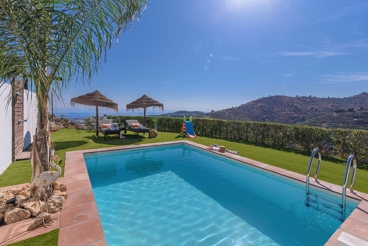 Luminosa casa rural para familias cerca de Torrox con piscina climatizada