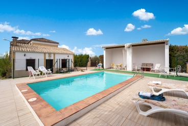 Villa avec piscine et Wifi à Puente Genil