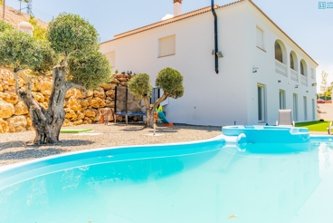 Casa Rural cerca de la playa con chimenea y piscina en Monda