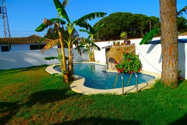 Vakantiehuis dicht bij het strand met zwembad en Wifi in Chiclana de la Frontera
