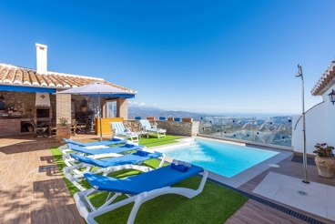 Schönes Ferienhaus mit Außenbereich mit Blick auf das Meer in der Nähe von Comares