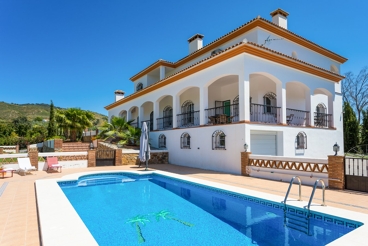 Casa rural con amplios exteriores y terraza panorámica