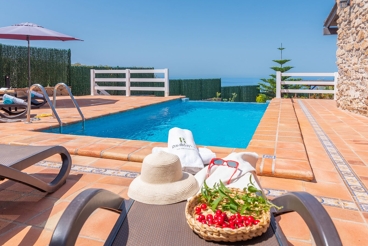 Licht ingericht vakantiehuis met Infinity zwembad en uitzicht op zee, bij Torrox