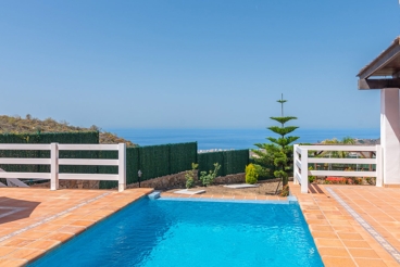 Light-filled holiday home with Infinity pool overlooking the sea, near Torrox