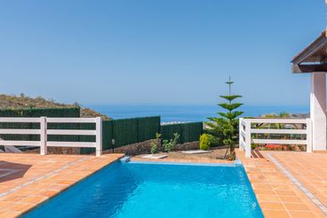 Licht ingericht vakantiehuis met Infinity zwembad en uitzicht op zee, bij Torrox