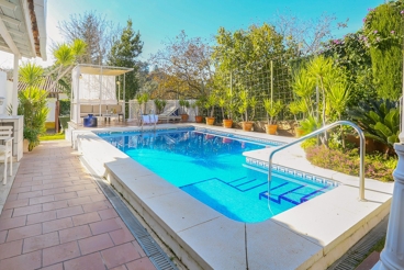 Vakantiehuis met tuin en zwembad in Castaño del Robledo