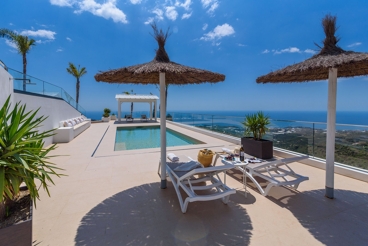 Gorgeous holiday villa overlooking the sea - sleeps 6