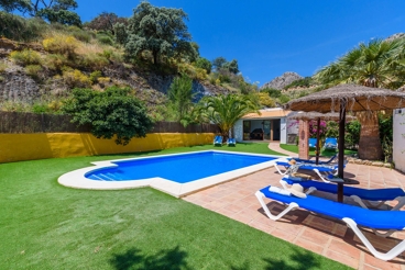 Villa près de la mer avec barbecue et piscine à Álora