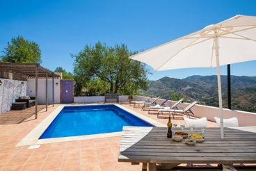 Maison de vacances confortable avec piscine et barbecue à Benamargosa