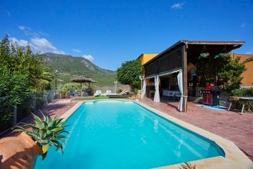 Villa avec piscine et barbecue à Ubrique