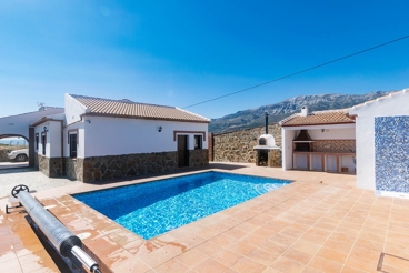 Ferienhaus mit Wlan und Swimming Pool in Salares