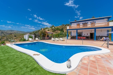 Maison de vacances colorée avec piscine et belles vues