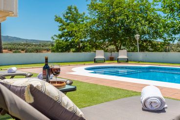 Belle et spacieuse maison rurale avec piscine à Cabra