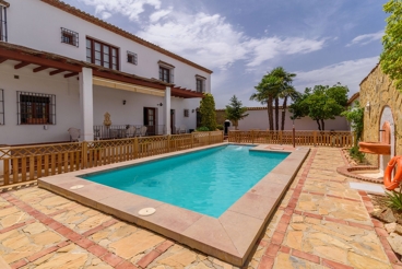 Groot huis met zwembad en barbecue in Fuente de Piedra