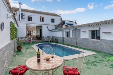 Holiday home with pool and barbecue in Trasmulas.