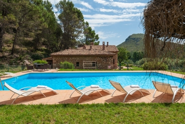 Vakantiehuis met openhaard en zwembad in Orcera