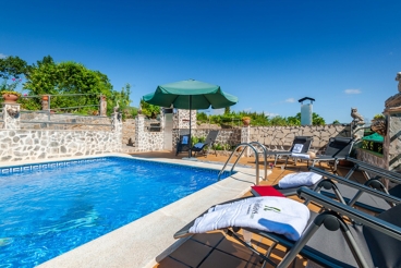 Holiday Home with swimming pool and Wifi in Castillo de Locubín