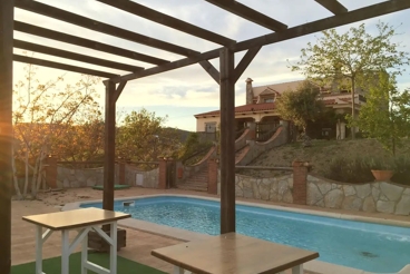 Villa avec cheminée et barbecue à Arriate