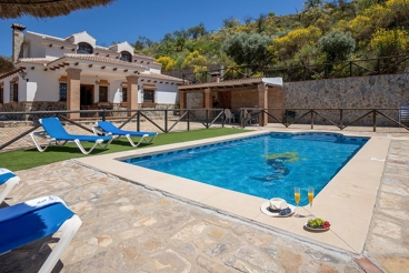 Vakantiehuis met zwembad, ruimte en uitzicht op de bergen in Málaga
