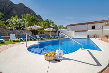 Villa avec piscine et cheminée à Montejaque