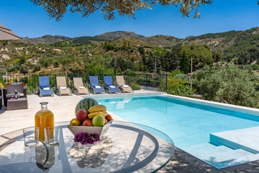 Casa rural con fabulosa terraza exterior con piscina a 25 km de Granada