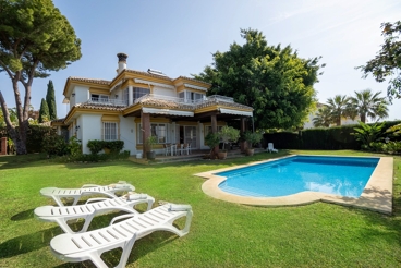 Villa en Marbella con jardín y piscina privada