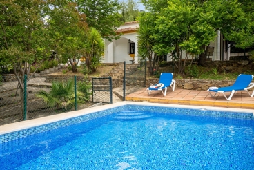 Holiday home with fenced swimming pool - sleeps 15
