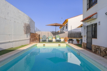Holiday Home with swimming pool and fireplace in El Real de la Jara