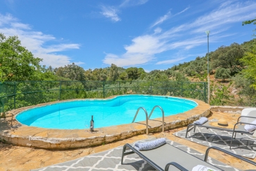 Finca mit Grill und Swimming Pool in Constantina