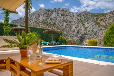 Holiday home with pool and barbecue in Benaojan