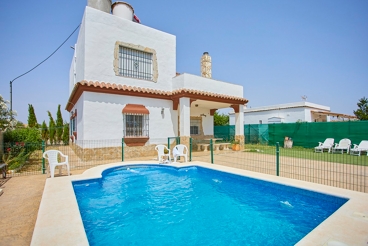 Vakantiehuis dicht bij het strand met zwembad en tuin in Vejer de la Frontera