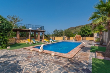 Andalusian-style villa with wide terrace in the Axarquia