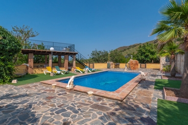 Típica hacienda andaluza con impresionante terraza en la Axarquía