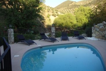 Villa avec barbecue et piscine à Algarinejo