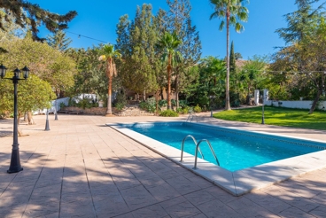 Finca mit Swimming Pool und Garten in Almogía