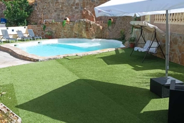 Vakantiehuis dicht bij het strand met zwembad en tuin in Lentegí