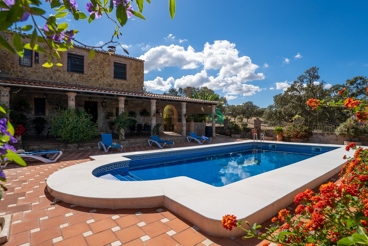 Villa avec cheminée et piscine à Torrecampo