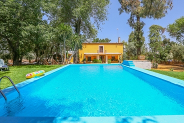 Casa rural con bonito jardín y amplia piscina privada