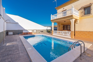 Villa avec piscine et barbecue à Casabermeja