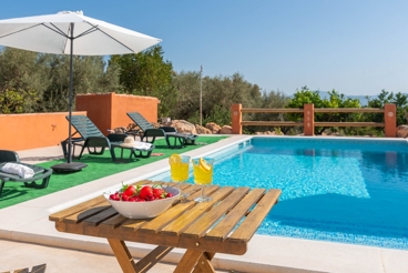 Holiday Home with garden and swimming pool in Periana